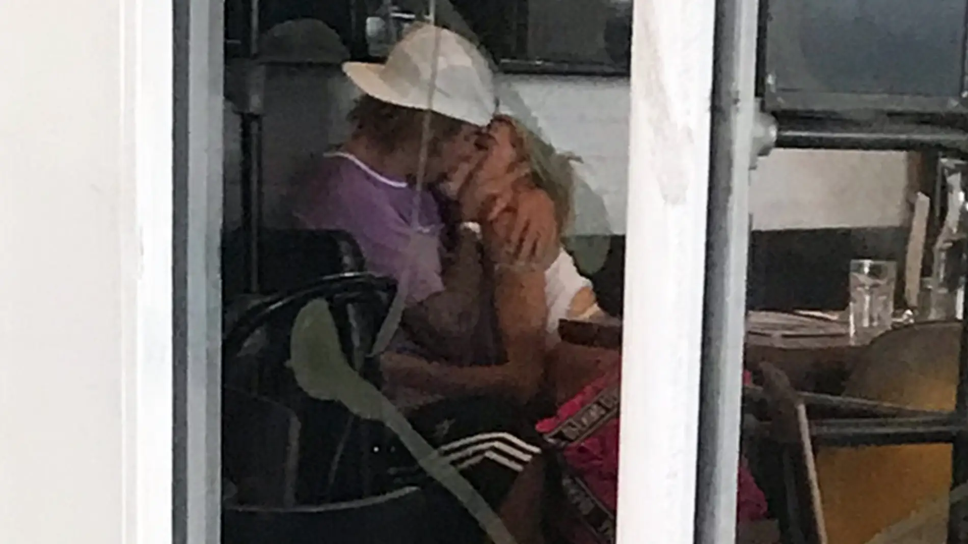 Justin Bieber y Hailey Baldwin pillados besándose apasionadamente en una cafetería