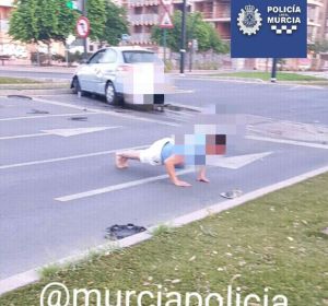 Conductor realiza flexiones para reducir la tasa de alcohol en sangre Conductor realiza flexiones para reducir la tasa de alcohol en sangre