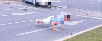 Conductor realiza flexiones para reducir la tasa de alcohol en sangre Conductor realiza flexiones para reducir la tasa de alcohol en sangre