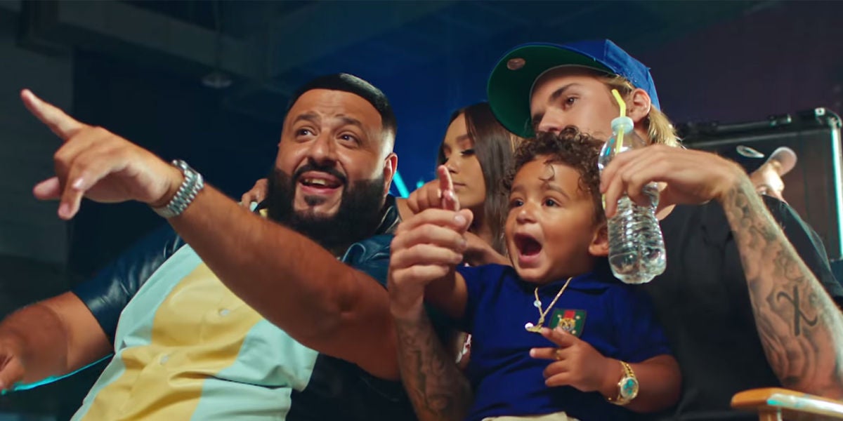DJ Khaled, su hijo Asahd y Justin Bieber en el videoclip de 'No Brainer'