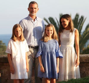 Los Reyes de España junto a sus hijas en su tradicional posado veraniego Los Reyes de España junto a sus hijas en su tradicional posado veraniego