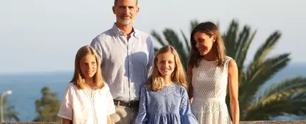 Los Reyes de España junto a sus hijas en su tradicional posado veraniego Los Reyes de España junto a sus hijas en su tradicional posado veraniego