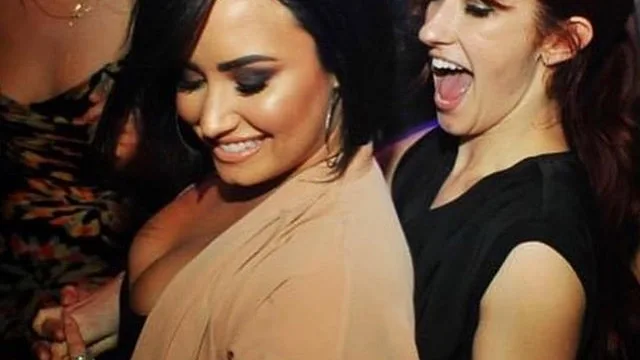 Demi Lovato y la bailarina Dani Vitale Demi Lovato y la bailarina Dani Vitale