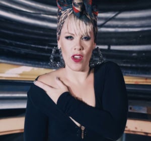 Pink en el vídeo de 'Secrets' Pink en el vídeo de 'Secrets'