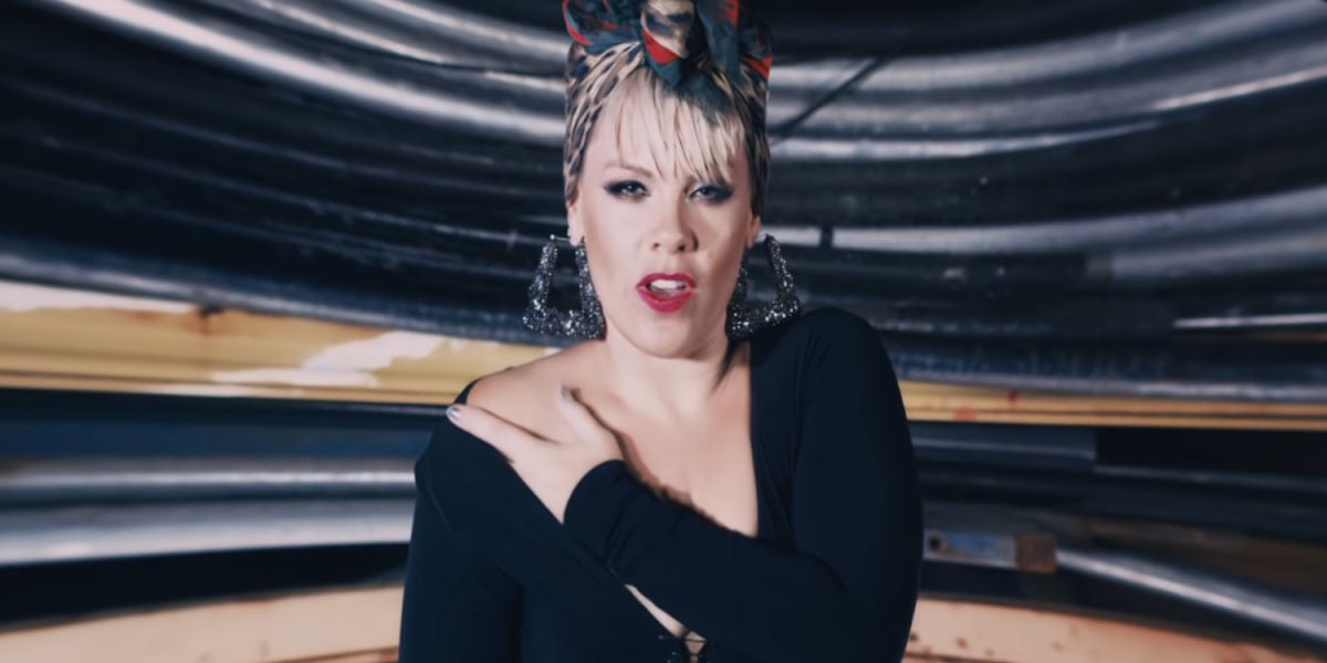 Pink en el vídeo de 'Secrets'