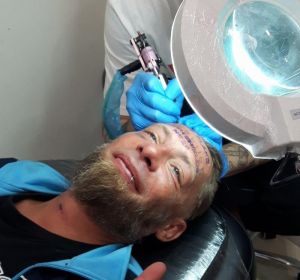 Momento en el que realizan el tatuaje a Tomek Momento en el que realizan el tatuaje a Tomek
