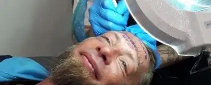 Momento en el que realizan el tatuaje a Tomek Momento en el que realizan el tatuaje a Tomek