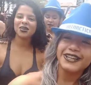 Se saca un selfie con su amiga y capta el momento en el que le roban el móvil Se saca un selfie con su amiga y capta el momento en el que le roban el móvil
