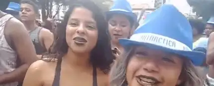 Se saca un selfie con su amiga y capta el momento en el que le roban el móvil Se saca un selfie con su amiga y capta el momento en el que le roban el móvil