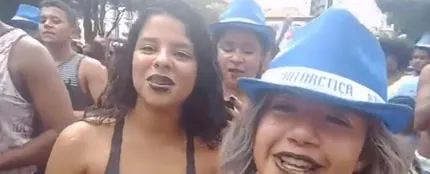 Se saca un selfie con su amiga y capta el momento en el que le roban el móvil Se saca un selfie con su amiga y capta el momento en el que le roban el móvil