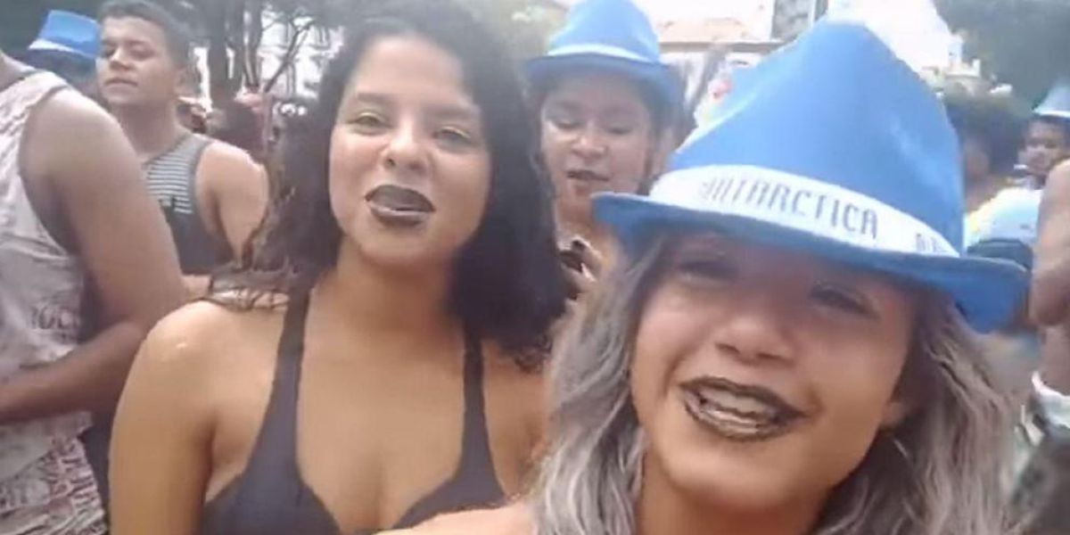 Se saca un selfie con su amiga y capta el momento en el que le roban el móvil
