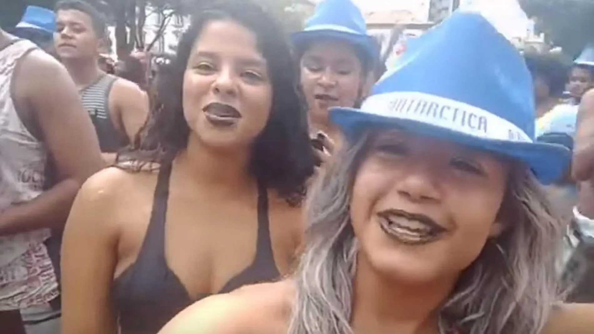 Se saca un selfie con su amiga y capta el momento en el que le roban el móvil Se saca un selfie con su amiga y capta el momento en el que le roban el móvil