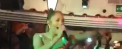 Jennifer Lopez se sube a la mesa de un restaurante para cantar &#39;Let&#39;s Get Loud&#39;