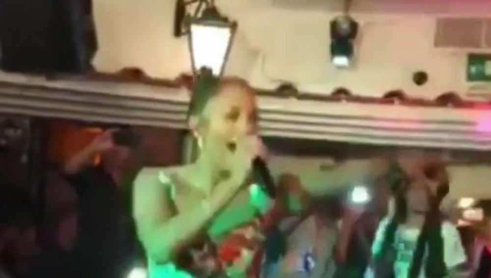 Jennifer Lopez se sube a la mesa de un restaurante para cantar 'Let's Get Loud'