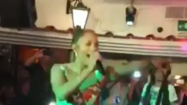 Jennifer Lopez se sube a la mesa de un restaurante para cantar 'Let's Get Loud'