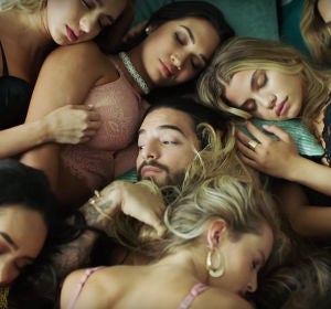 Maluma rodeado de mujeres en el videoclip de 'Mala Mía' Maluma rodeado de mujeres en el videoclip de 'Mala Mía'