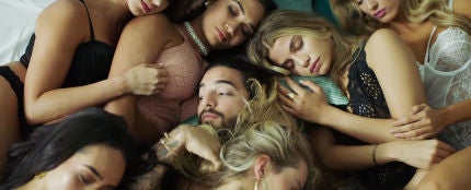 Maluma rodeado de mujeres en el videoclip de 'Mala M&iacute;a'