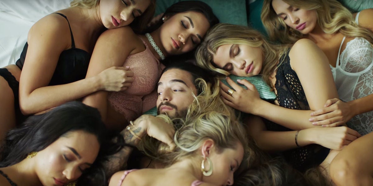 Maluma rodeado de mujeres en el videoclip de 'Mala Mía'