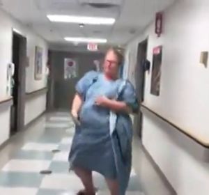 El divertido baile de una embarazada en unn hospital antes de dar a luz El divertido baile de una embarazada en unn hospital antes de dar a luz