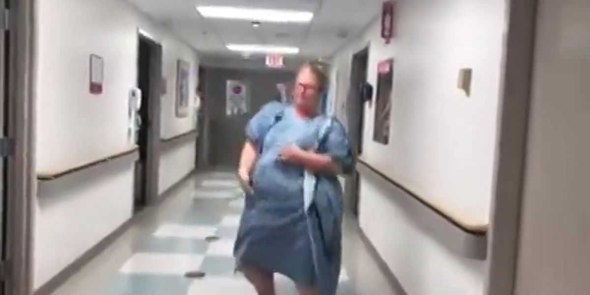 El divertido baile de una embarazada en unn hospital antes de dar a luz
