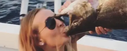 El extraño vídeo de una mujer bebiendo cerveza desde un pez muerto El extraño vídeo de una mujer bebiendo cerveza desde un pez muerto