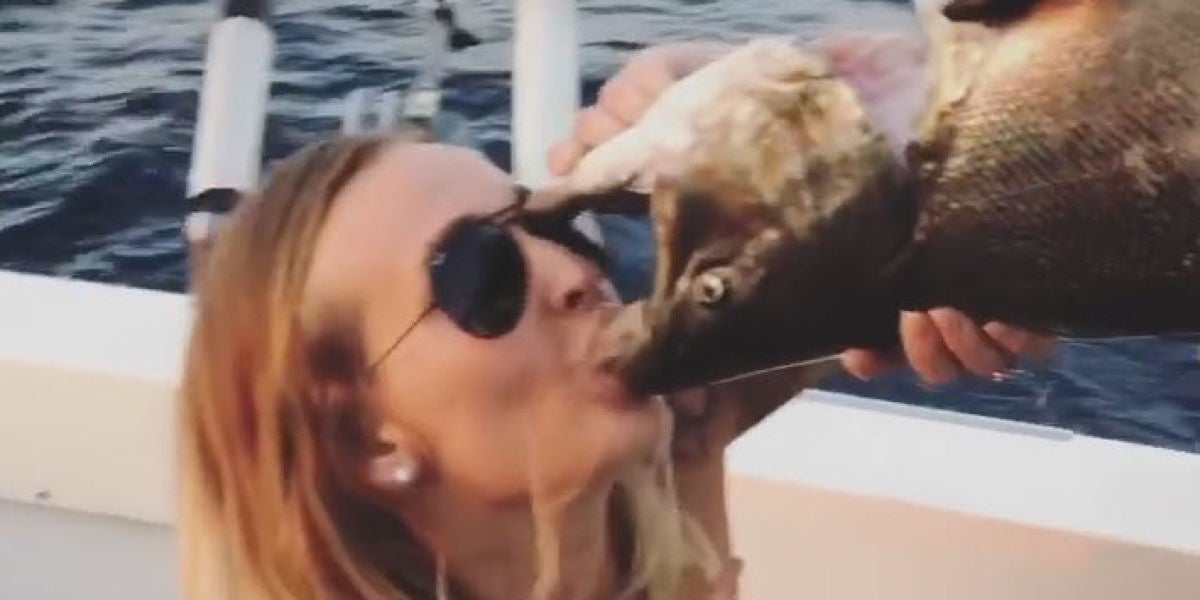 El extraño vídeo de una mujer bebiendo cerveza desde un pez muerto