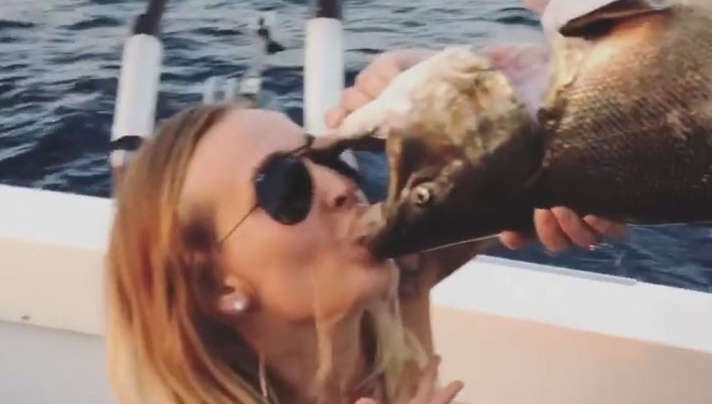 El extraño vídeo de una mujer bebiendo cerveza desde un pez muerto