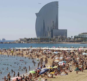 Vista de la playa de la Barceloneta (Barcelona) en un día de altas temperaturas en la ciudad condal Vista de la playa de la Barceloneta (Barcelona) en un día de altas temperaturas en la ciudad condal