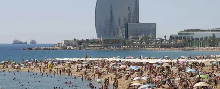 Vista de la playa de la Barceloneta (Barcelona) en un día de altas temperaturas en la ciudad condal Vista de la playa de la Barceloneta (Barcelona) en un día de altas temperaturas en la ciudad condal