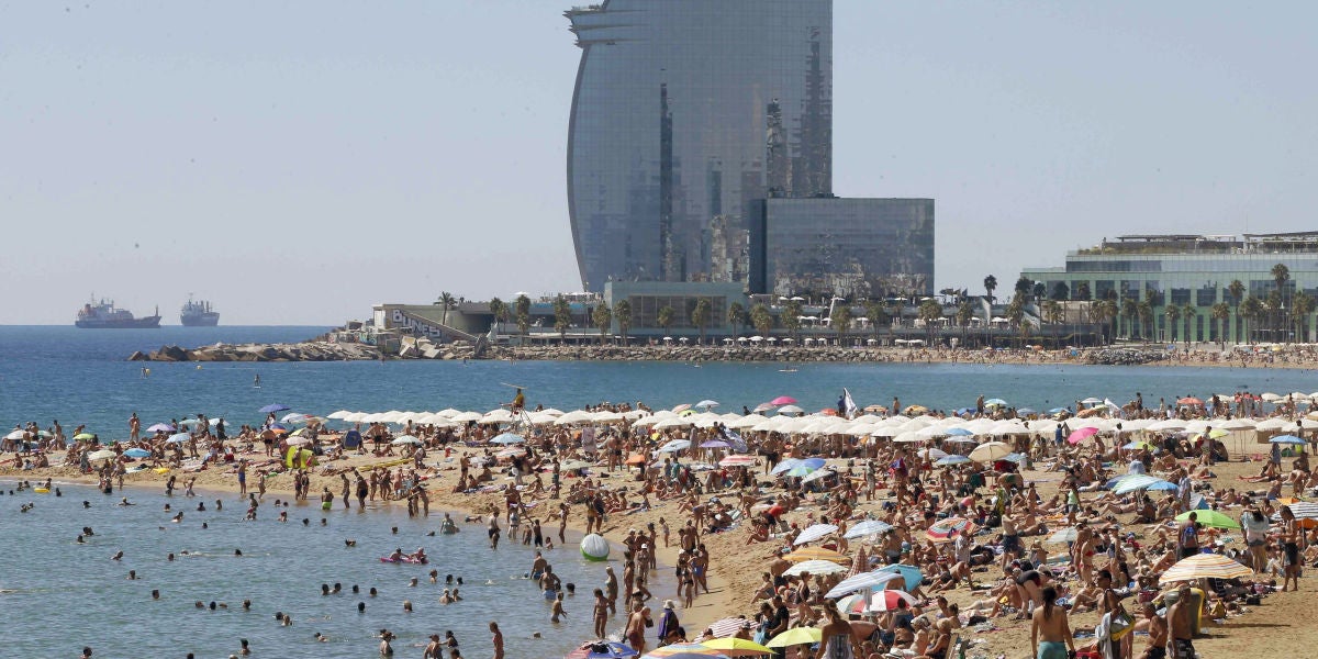 Vista de la playa de la Barceloneta (Barcelona) en un día de altas temperaturas en la ciudad condal