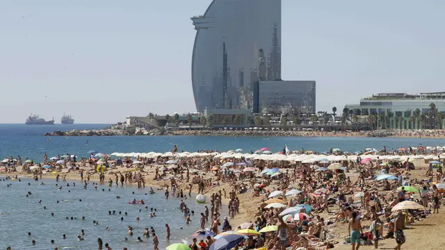 Vista de la playa de la Barceloneta (Barcelona) en un día de altas temperaturas en la ciudad condal