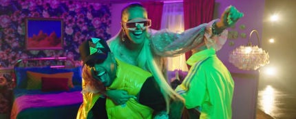 Karol G, Nicky Jam y J Balvin en el videoclip del remix de &#39;Mi Cama&#39;