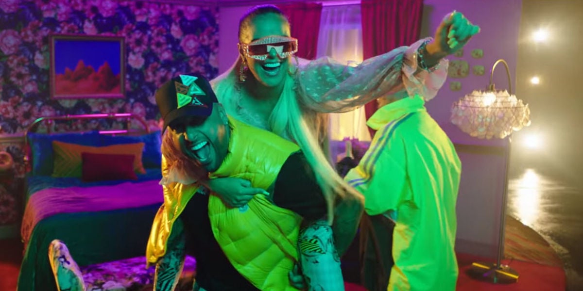 Karol G, Nicky Jam y J Balvin en el videoclip del remix de 'Mi Cama'