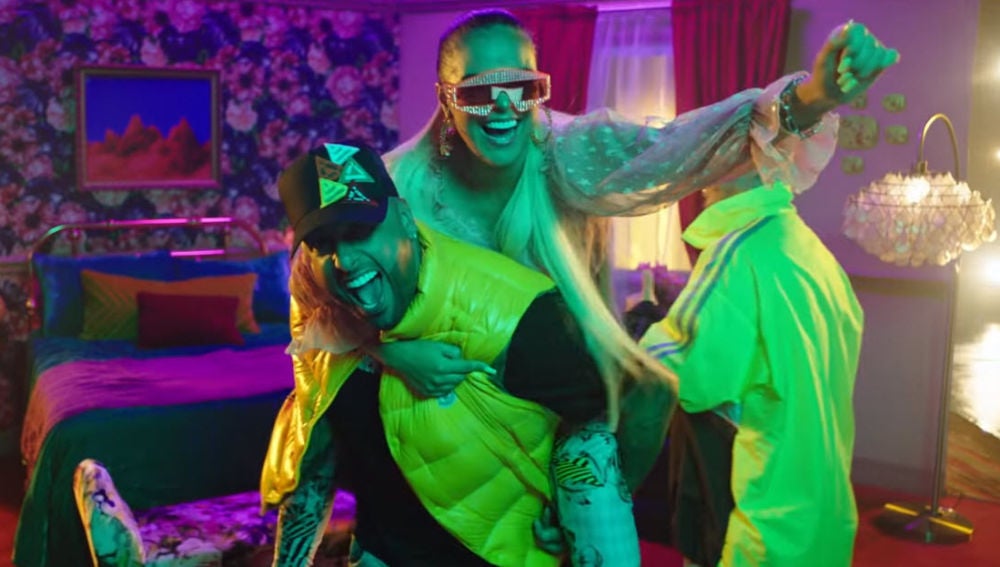 Karol G, Nicky Jam y J Balvin en el videoclip del remix de 'Mi Cama'
