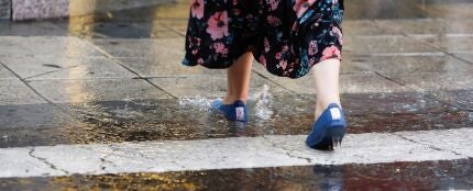 Mujer caminando en la lluvia