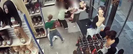 Pelea en una tienda de pelucas Pelea en una tienda de pelucas