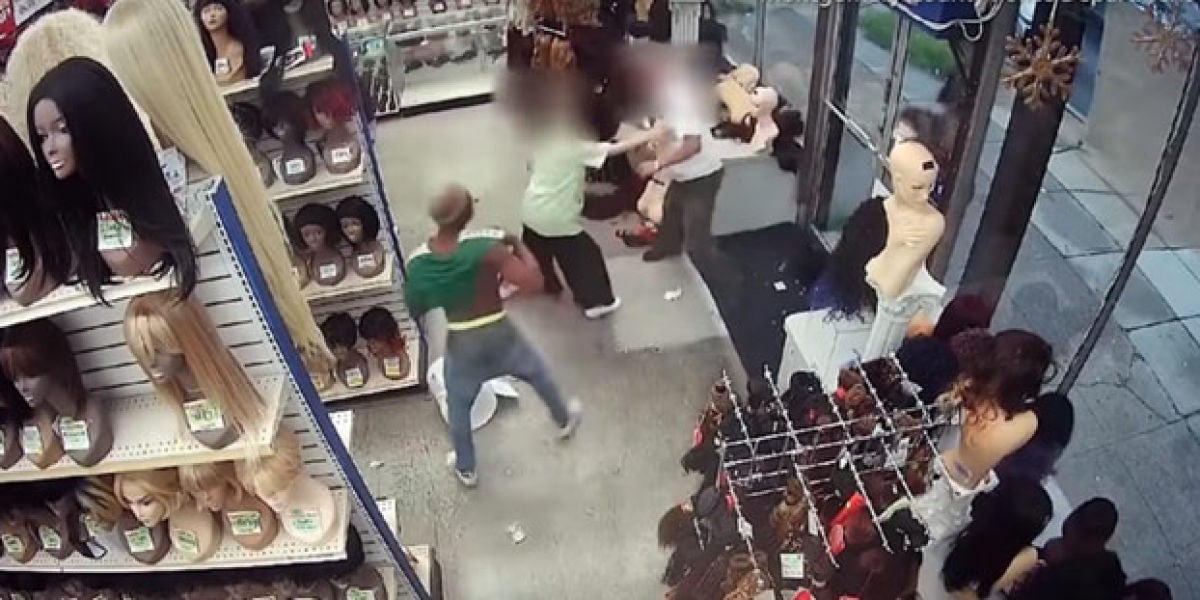 Pelea en una tienda de pelucas
