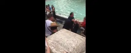 Dos mujeres se pelean en la Fontana di Trevi por tener el mejor selfie Dos mujeres se pelean en la Fontana di Trevi por tener el mejor selfie
