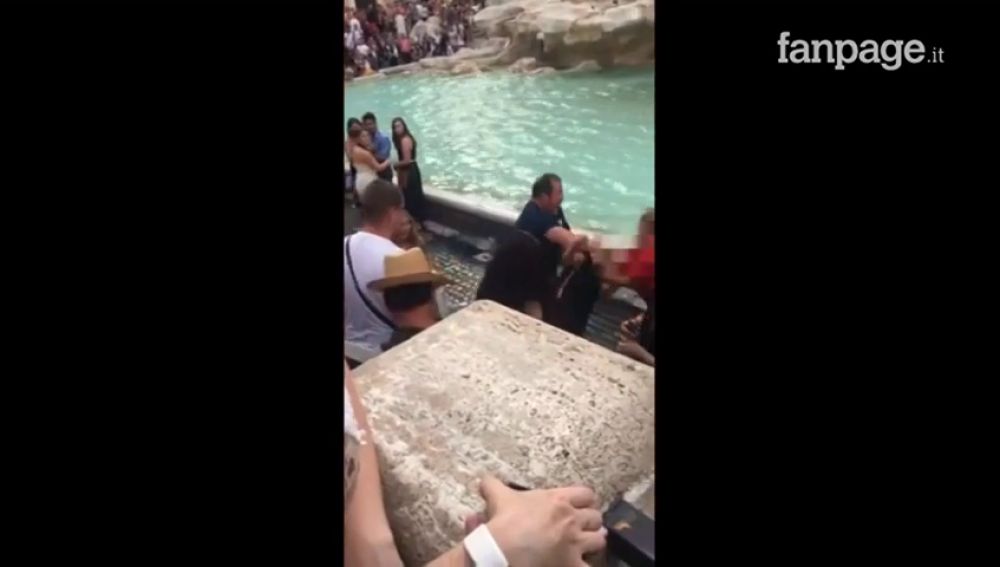 Dos mujeres se pelean en la Fontana di Trevi por tener el mejor selfie