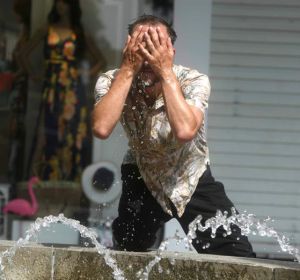 Un hombre intenta refrescarse en una fuente de Córdoba, en una jornada marcada por la ola de calor Un hombre intenta refrescarse en una fuente de Córdoba, en una jornada marcada por la ola de calor