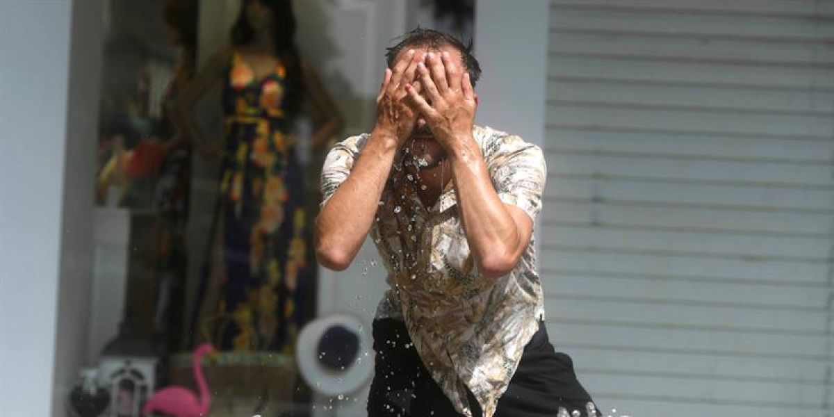 Un hombre intenta refrescarse en una fuente de Córdoba, en una jornada marcada por la ola de calor