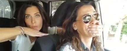 Pilar Rubio y su amiga en el coche