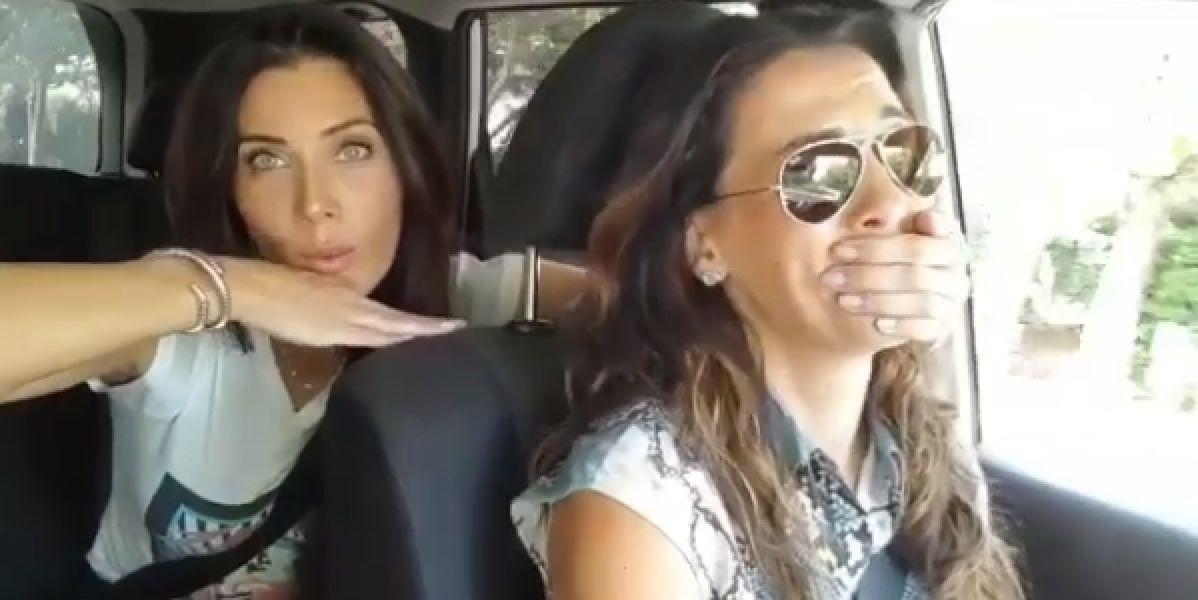 Pilar Rubio y su amiga en el coche