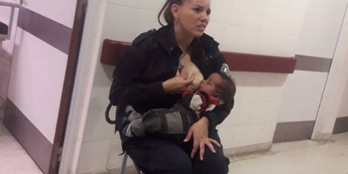 Imagen de una policía amamantando a un bebé