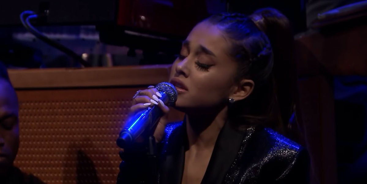 Ariana Grande recuerda a Aretha Franklin con '(You Make Me Feel Like) A Natural Woman'