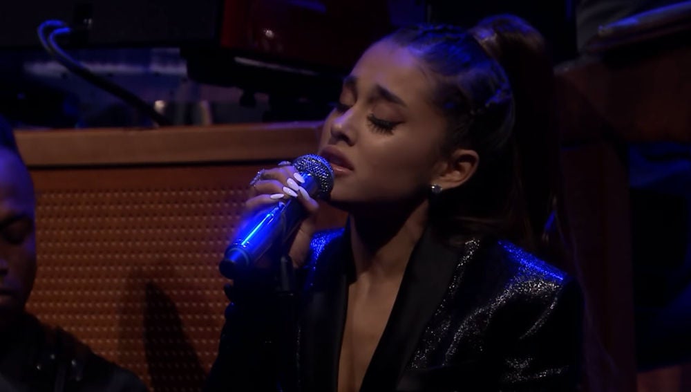 Ariana Grande recuerda a Aretha Franklin con '(You Make Me Feel Like) A Natural Woman'
