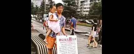 El padre junto a su hija El padre junto a su hija