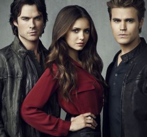 Damon, Stefan y Elena en 'Crónicas vampíricas' Damon, Stefan y Elena en 'Crónicas vampíricas'