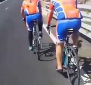 En la imagen dos ciclistas en la carretera En la imagen dos ciclistas en la carretera