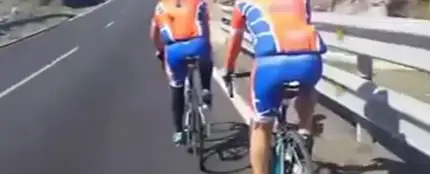 En la imagen dos ciclistas en la carretera En la imagen dos ciclistas en la carretera